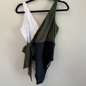 Two-Tone One-Shoulder Swimsuit‎